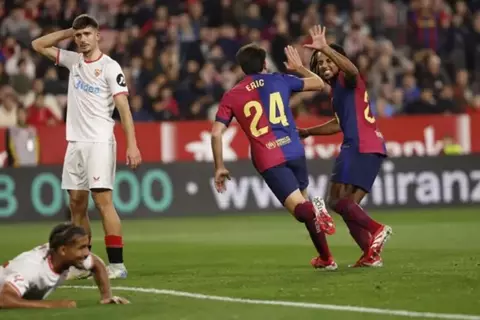 صراع داخل برشلونة.. إريك جارسيا يضع كوندي في ورطة